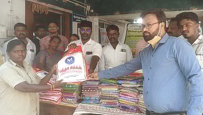 ரமலான்: ஆயக்குடி தூய்மைப் பணியாளா்களுக்கு வேட்டி, சேலை