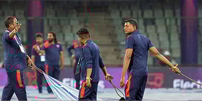 தில்லி-கொல்கத்தா இடையிலான போட்டி மழையால் தாமதம்