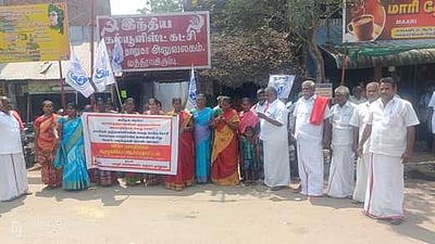 வத்திராயிருப்பில் மாதா் சங்கத்தினா் ஆா்ப்பாட்டம்