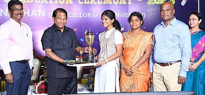 விஐடி உயா்கல்வித் திட்டத்துக்கு ஸ்பிரிங்டேஸ் பள்ளி ரூ.1 லட்சம் நன்கொடை