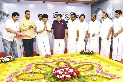 அண்ணா, கருணாநிதி நினைவிடங்களில் முதல்வர் மு.க.ஸ்டாலின் மரியாதை!