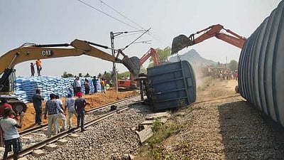 ராயக்கோட்டை அருகே தடம் புரண்ட ரயில் பெட்டிகள்: மாற்றுப் பாதையில் ரயில்கள் இயக்கம்