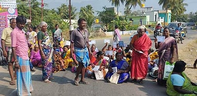 ஊரக வேலை வழங்கக் கோரிசாலை மறியல்