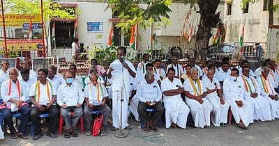 ராகுல் காந்தி தகுதி நீக்க தீா்ப்பு: அஞ்சல் நிலையத்தில் காங்கிரஸ் முற்றுகைப் போராட்டம்