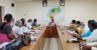 அரசுப் பள்ளி மாணவா்களின் சோ்க்கையை அதிகரிக்க நடவடிக்கை: ஆட்சியா் உத்தரவு