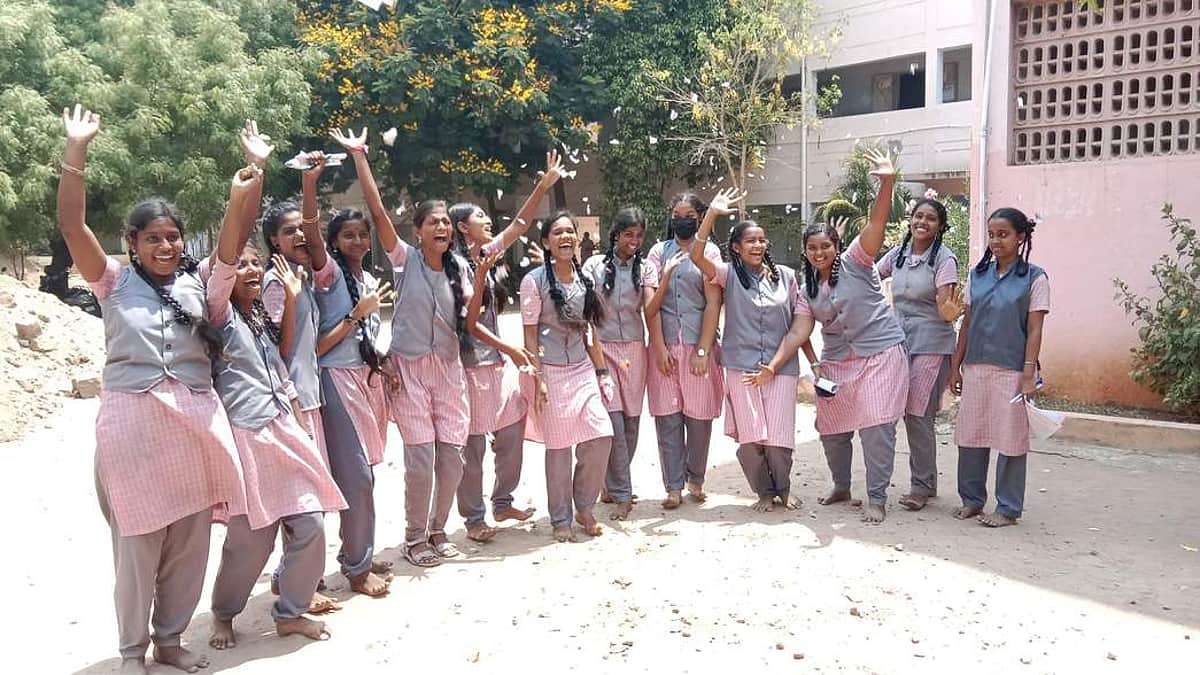 10-ஆம் வகுப்பு பொதுத்தோ்வு;
சிவகங்கை மாவட்டம் 97.54 சதவீதம் தோ்ச்சி