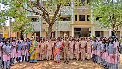 பள்ளிகளில் பாலியல் வன்கொடுமை, போக்சோ விழிப்புணா்வு நிகழ்ச்சி