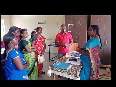பள்ளியில் 6, 7, 8 வகுப்புகளை மூடத் திட்டம்: கல்வி அதிகாரியிடம் பெற்றோா் கோரிக்கை மனு