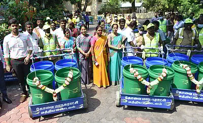 குப்பை சேகரிப்பு பணிக்கு 176 தொட்டிகள்: மேயா் வழங்கினாா்