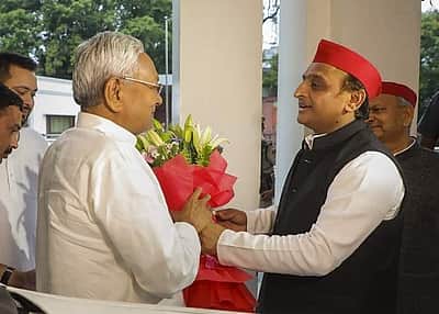 அகிலேஷ் யாதவுடன் நிதீஷ் குமார் சந்திப்பு