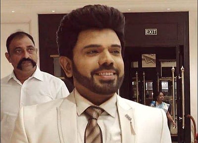 மாஸ் லுக்கில் லெஜண்ட் சரவணன்!