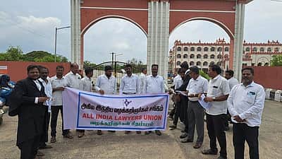 சிதம்பரம் நீதிமன்ற வாயிலில் வழக்குரைஞர்கள் ஆர்ப்பாட்டம்