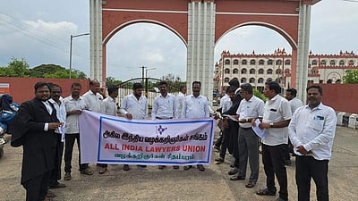 சிதம்பரம் நீதிமன்ற வாயிலில் வழக்குரைஞர்கள் ஆர்ப்பாட்டம்