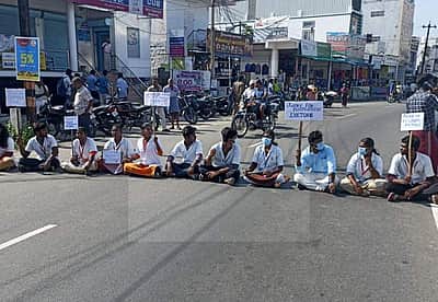 வெள்ளக்கோவிலில் எலக்ட்ரோபதி கல்வி நிறுவன மாணவ, மாணவிகள் சாலை மறியல்