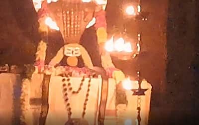 நாகேஸ்வரன் கோயிலில் சிவலிங்கம் மீது விழுந்த சூரிய ஒளி!