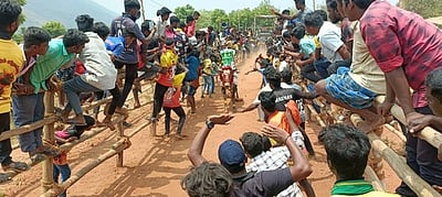 வெள்ளைய கவுண்டனூா் எருது விடும் விழாவில் சீறிப்பாய்ந்த காளைகள்