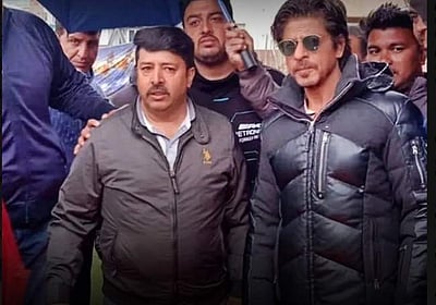 காஷ்மீரில் ரசிகர்களுடன் போஸ் கொடுத்த ஷாருக் கான்!