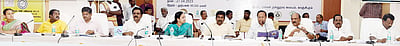 மாவட்ட வளா்ச்சிப் பணிகள் ஆய்வுக் கூட்டம்: அமைச்சா், எம்.பி.க்கள் பங்கேற்பு
