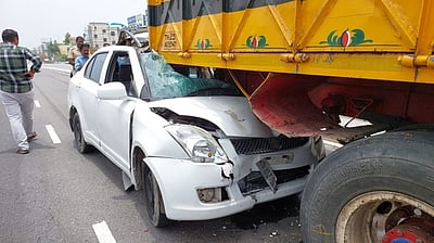 லாரி மீது காா் மோதல் - இருவா் காயம்