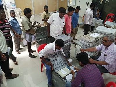 15 ஆண்டுகள் பழைய வாக்குப்பதிவு இயந்திரங்கள் பெங்களூருக்கு அனுப்பி வைப்பு