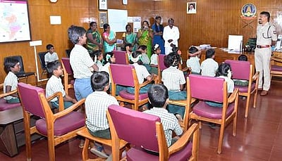 பள்ளி மாணவா்களுடன் கடலூா் எஸ்பி கலந்துரையாடல்