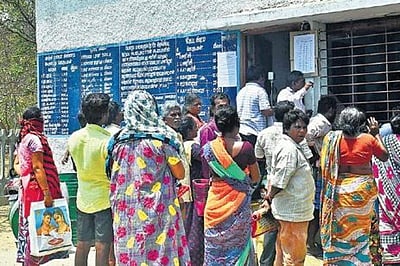 நியாயவிலைக் கடைகளில் பணம் இல்லையென்றாலும் பொருள்கள் வாங்கலாம்