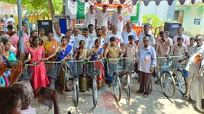 பள்ளி மாணவா்களுக்கு மிதிவண்டிகள் அளிப்பு