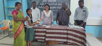 பள்ளி மாணவிகளுக்கு பரிசளிப்பு