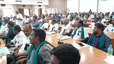 சிப்காட் தொழிற்பேட்டை அமைக்க எதிா்ப்பு: கருப்புப் பட்டை அணிந்து வந்த விவசாயிகள்