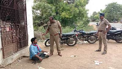 மதுக் கடைக்கு எதிா்ப்புத் தெரிவித்து இளைஞா் தா்னா
