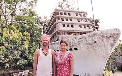 டைட்டானிக்  கப்பல்  வடிவத்தில்  வீடு..!