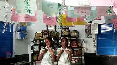 திரைப்பட பாடலை  கரோனா விழிப்புணர்வு பாடலாக மாற்றிய மாணவிகள்!