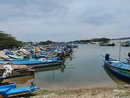 பழவேற்காடு முகத்துவாரத்தில் மணல் திட்டுக்களை அகற்ற மீனவா்கள் கோரிக்கை