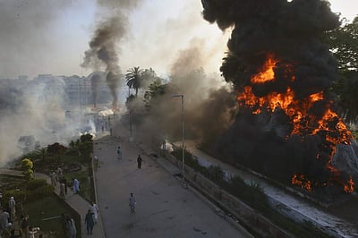 பற்றி எரியும் பாகிஸ்தான்: இணைய சேவைகள் முடக்கம்!