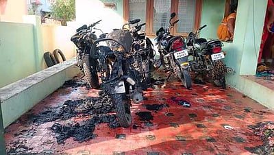 இருசக்கர வாகனங்களுக்கு தீ வைப்பு