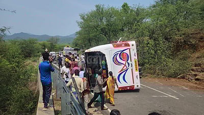 ஒகேனக்கல் அருகே பேருந்து கவிழ்ந்து விபத்து: 50 பேர் காயம்