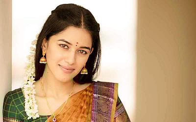 புன்னகை பூ மிருணாளினி ரவி - புகைப்படங்கள்