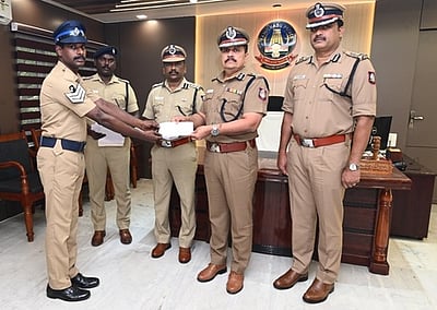 சிறப்பாக பணி புரிந்த போலீஸாருக்கு சான்றிதழ்: ஏடிஜிபி வழங்கினாா்
