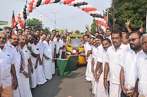 அதிமுக சாா்பில் 69 பேருக்கு மானிய விலையில் ஆட்டோ