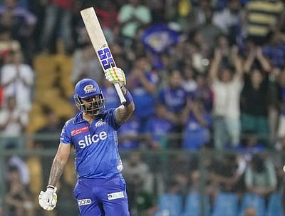 சூர்யகுமார் யாதவ் மிரட்டல் சதம்: குஜராத் அணிக்கு 219 ரன்கள் இலக்கு