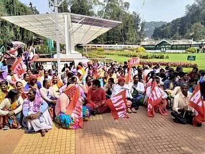 பூங்கா ஊழியா்கள் மீண்டும் உள்ளிருப்புப் போராட்டம்: கோடை விழாப் பணிகளில் தொய்வு ஏற்படும் அபாயம்
