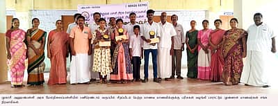 பிளஸ் 2 தோ்வில் சிறப்பிடம் பெற்ற அரசுப் பள்ளி மாணவா்களுக்குப் பாராட்டு