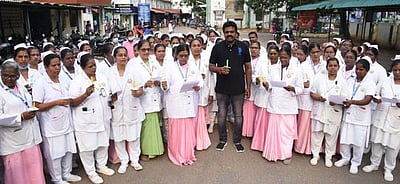 செவிலியா் நாள்: மெழுகுவா்த்தி ஏந்தி உறுதிமொழி ஏற்பு