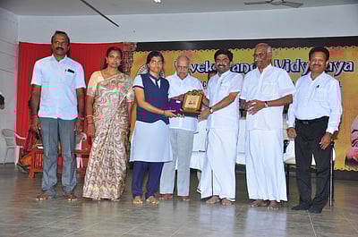 பிளஸ் 2 பொதுத் தோ்வில் சிறப்பிடம் பெற்ற மாணவா்களுக்கு பாராட்டு