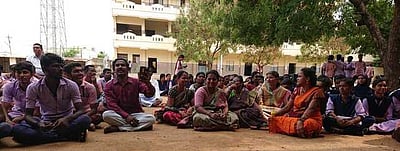 சேரன்மகாதேவி கல்லூரியில் பேராசிரியா்கள், மாணவா்கள் போராட்டம்