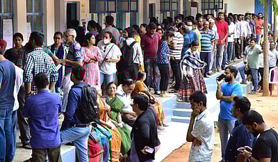 கா்நாடகத் தோ்தல்: பாஜக - காங்கிரஸ் இடையே கடும் போட்டி!