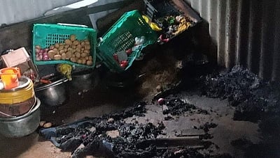 ஜேடர்பாளையத்தில் வெல்ல ஆலை கொட்டகை குடியிருப்புக்கு மீண்டும் தீ வைப்பு: 4 தொழிலாளர்கள் படுகாயம்