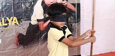 கண்களைக் கட்டியபடி சிலம்பம் சுழற்றி உலக சாதனை படைத்த சிறுமி