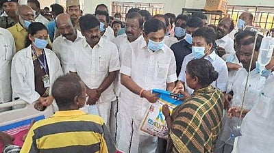 கள்ளச்சாராயம் குடித்து பாதிக்கப்பட்டோரை நேரில் நலம் விசாரித்த இபிஎஸ்!