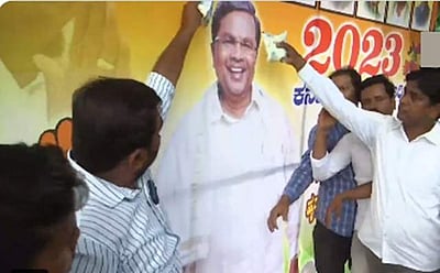 சித்தராமையா படத்துக்கு பாலூற்றிய தொண்டர்கள்!